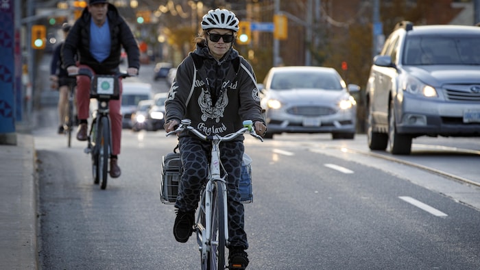 Des cyclistes roulent au centre-ville de Toronto le 8 novembre 2021.