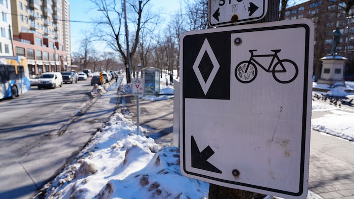 Une affiche qui indique une piste cyclable en hiver.