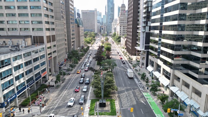 Une representation aérienne prise par un drone des pistes cyclables séparées sur l'avenue University au sud de la rue College à Toronto.