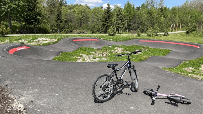 Des vélos ont été laissés près d'une piste à rouleaux asphaltée.