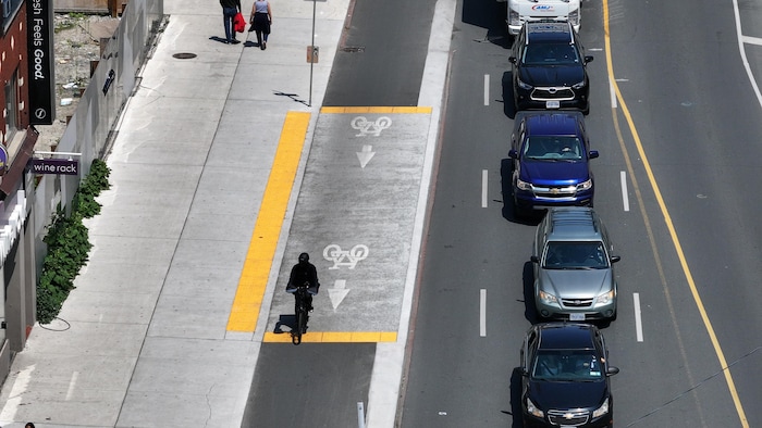 Vue aérienne de la piste cyclable située sur la rue Bloor Ouest à Toronto