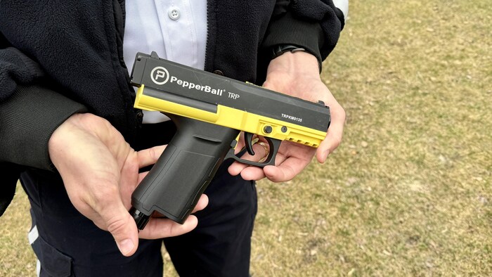 Le pistolet « PepperBall », arme non létale utilisée par des gardiens de parcs à Edmonton pour gérer des coyotes problématiques, le 14 avril 2025.