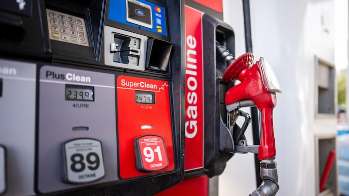 Le prix de l'essence est affiché à 222,9 ¢ le litre dans une station-service de New Westminster, en Colombie-Britannique, le vendredi 1er mai 2026.