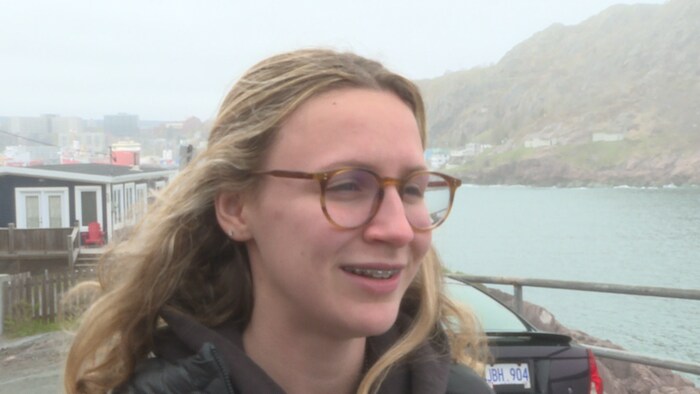 Une jeune femme interviewée devant le havre de Saint-Jean.
