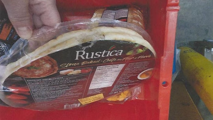 Un sac de pâtes à pizza troué.