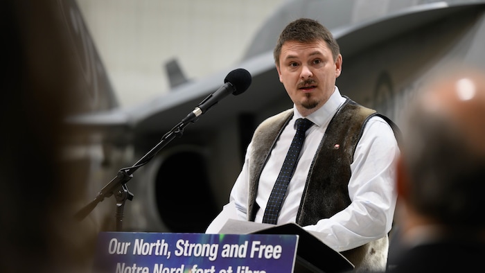 Un homme parle devant un micro lors d'une conférence de presse à Iqaluit, au Nunavut, le 6 mars 2025.