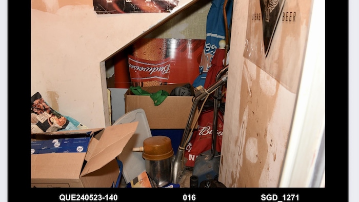 l'intérieure en désordre du placard.