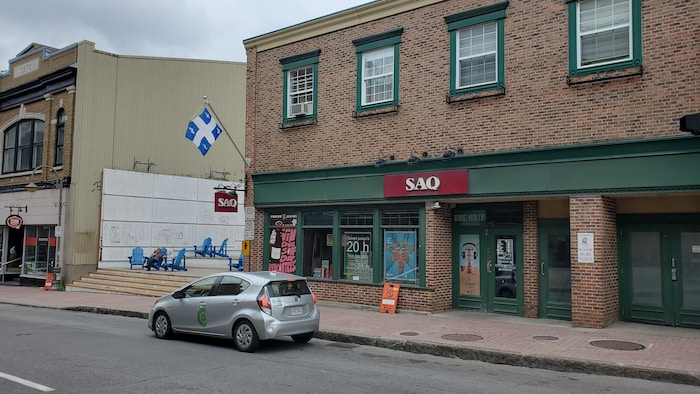 Une vue large de la rue Saint-Jean à Québec, avec une SAQ.