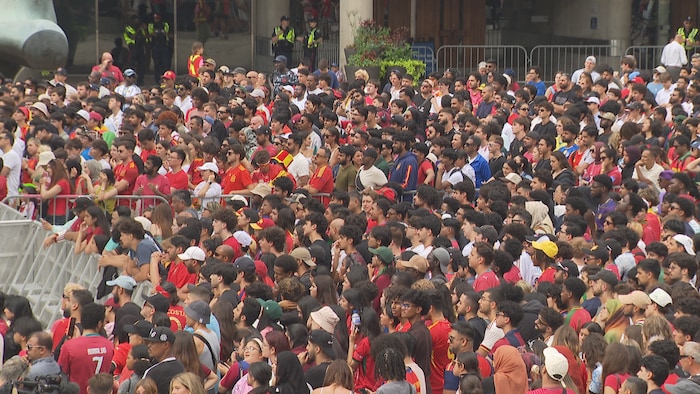 Plusieurs centaines de partisans se sont retrouvés sur la place Nathan Phillips de Toronto pour le match Portugal-Espagne, lundi 6 juillet.