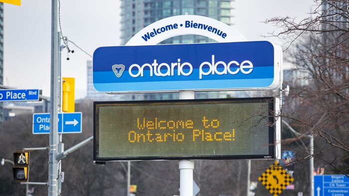 Un grand panneau lumineux et une enseigne qui indique « Ontario Place », et souhaite la bienvenue aux visiteurs.