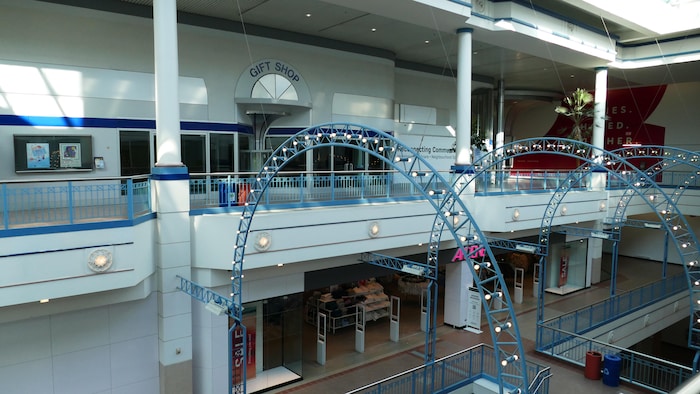 Le centre commercial à l'intérieur.