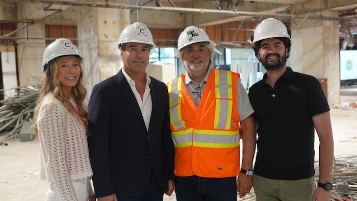 Réal Bourdeau et Jean Morency, accompagnés de leur enfant, Mélissa Bourdeau et Jean-Christophe Morency,.