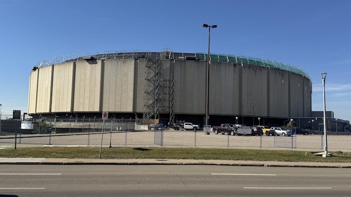 Des échafaudages autour de l'ancienne Place Rexall à Edmonton.