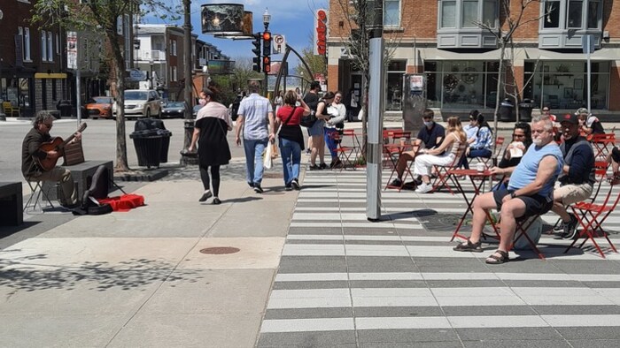 魁北克人在魁北克市的一個小廣場上享受陽光。