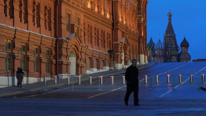 Un homme marche près de la place Rouge, à Moscou, fermée en raison des mesures de sécurité qui ont été renforcées après l'attentat à la salle de spectacle Crocus City Hall à Krasnogorsk, près de Moscou.