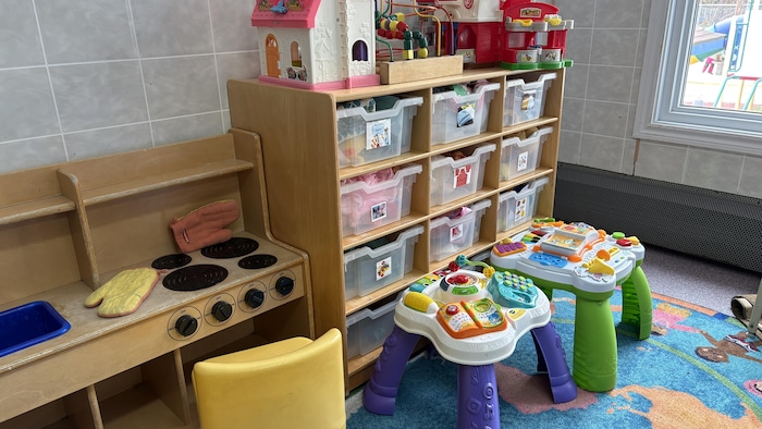 Des jouets et des bacs identifiés au nom des enfants de la garderie Magie du rêve de Val-d'Or.