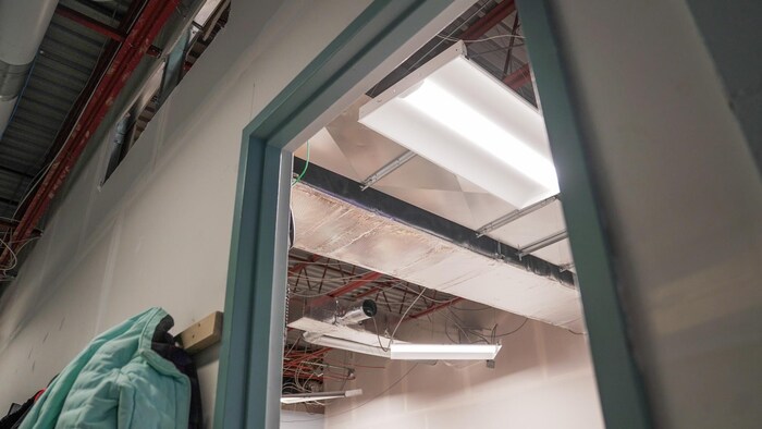 Dans cette classe, il n'y a pas de tuiles au plafond. 