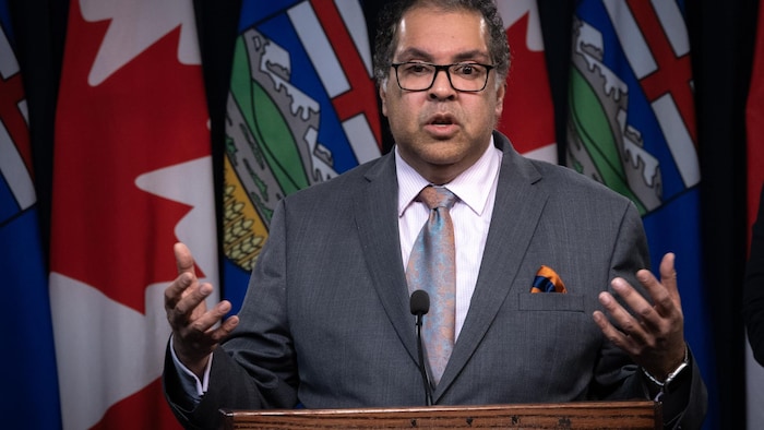 Naheed Nenshi en conférence de presse, le mardi 26 novembre 2024.