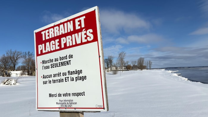 Une pancarte indiquant des restrictions au passage sur la plage.