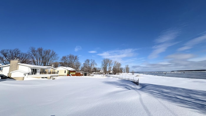 Des maisons près d'une plage enneigée.