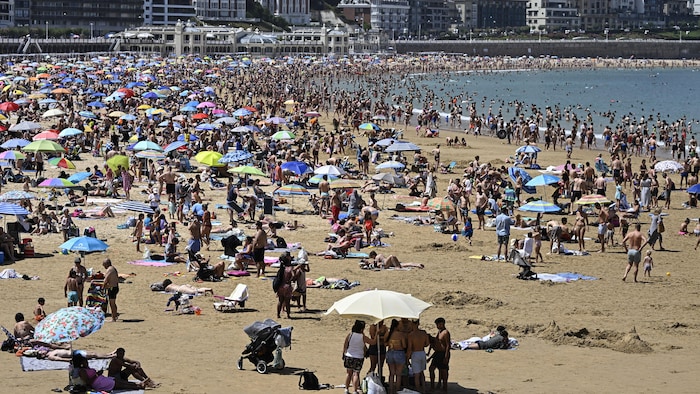Une plage bondée.