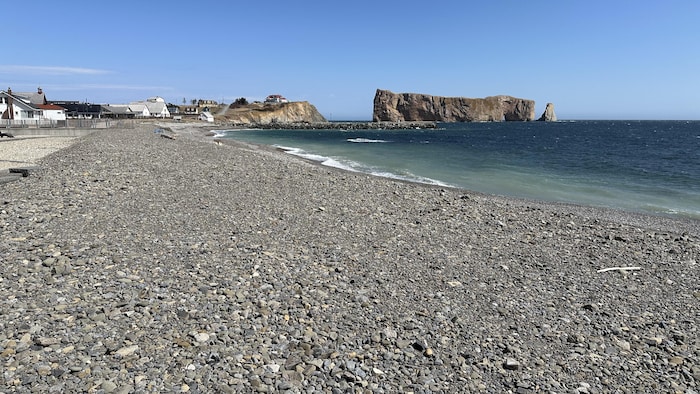 Une plage de galet, la mer et le rocher Percé