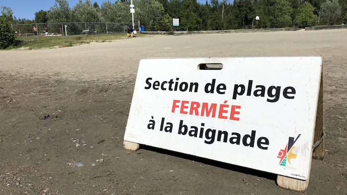 Une affiche de la Ville de Val-d'Or indique «section de plage fermée à la baignade».
