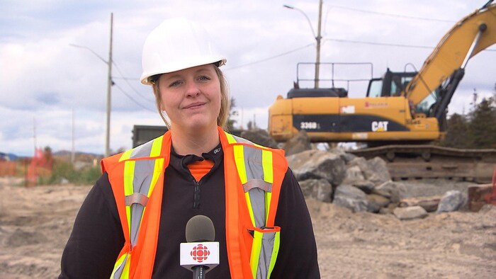 Cynthia Thibault est en entrevue avec Radio-Canada sur la plage Val-Marguerite.