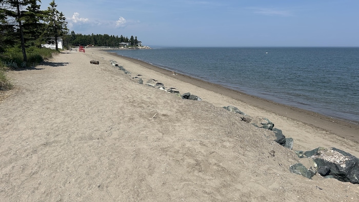 Une plage déserte.