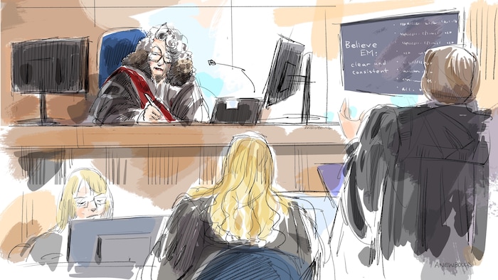 Un croquis de la salle d'audience du palais de justice de London, où on voit la procureure Meaghan Cunningham, debout, devant la juge Maria Carroccia