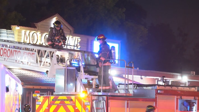 Deux pompiers dans une échelle.