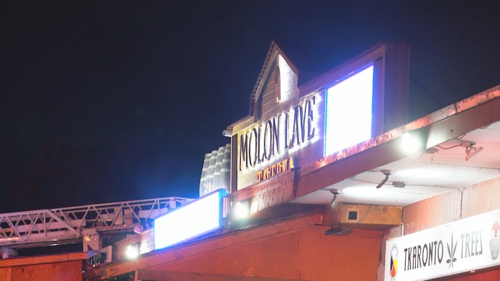 Une enseigne d'un restaurant incendié.