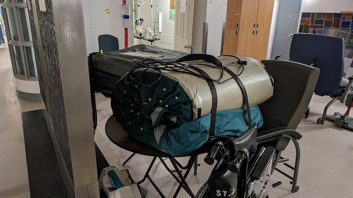des matelas dans un corridor