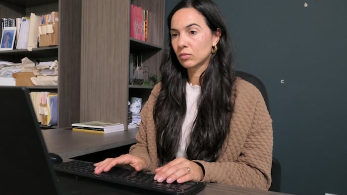L'avocate des droits de la personne Joëlle Pastora Sala devant son ordinateur portable.