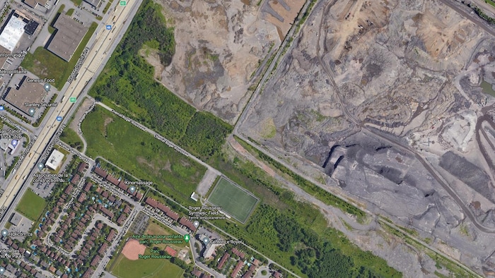 La nouvelle école secondaire serait construite au nord-ouest du terrain de soccer, à environ 130 mètres de la carrière.