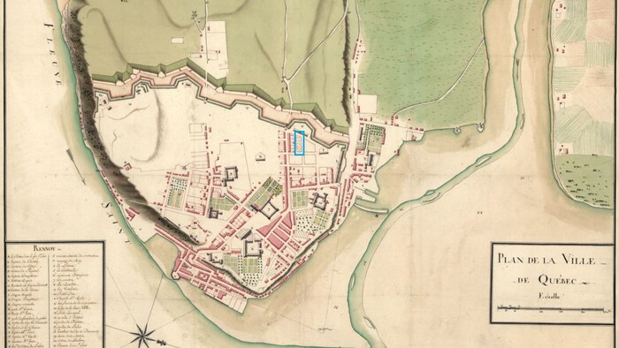 Un plan de la Ville de Québec en 1750. Dans l'encadré bleu se trouve le quadrilatère dans lequel ont lieu les fouilles, 261 ans plus tard.