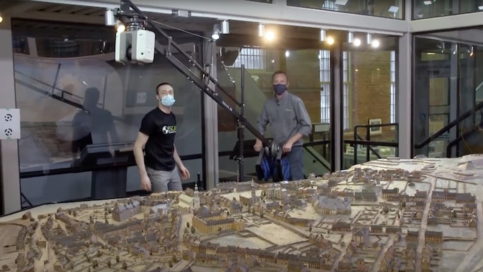 L'équipe de iScan au travail avec le lidar au-dessus du plan-relief