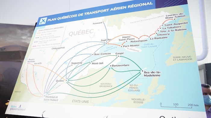 Une carte du Québec indique les destinations comprises dans le plan de transport aérien régional du gouvernement Legault.