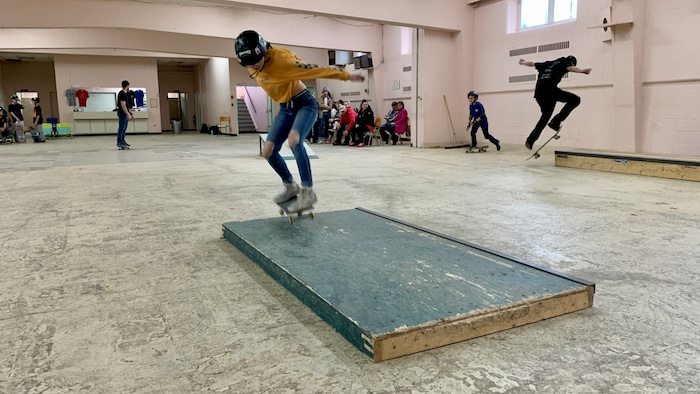 Des élèves de Rouyn-Noranda apprennent à maîtriser la planche à roulettes à  l'école