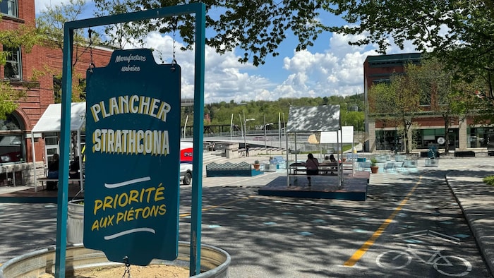 Une affiche « plancher Strathcona : priorité aux piétons »