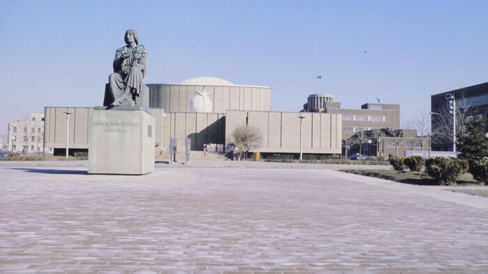 Façade du Planétarium Dow sur le square Chaboillez et statue de Nicolas Copernic à l'avant.
