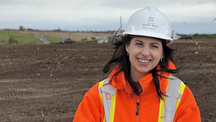 Mélissa Bernier devant le lieu d'enfouissement sanitaire.