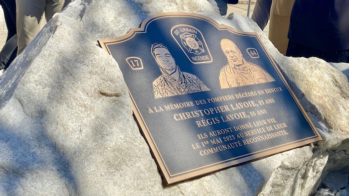 La plaque commémorative à la mémoire de Christopher Lavoie et Régis Lavoie.