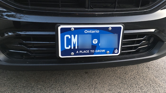 Une plaque bleue à l'avant d'un véhicule.