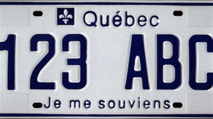 Plaque d’immatriculation « modèle » du Québec portant le numéro 123 ABC. Les chiffres, les lettres, le sigle du Québec et la devise « Je me souviens » sont de couleur bleue sur fond blanc.