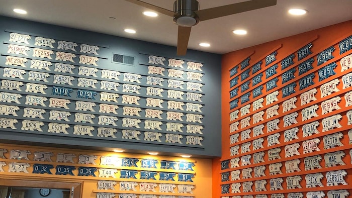 Des plaques au mur.