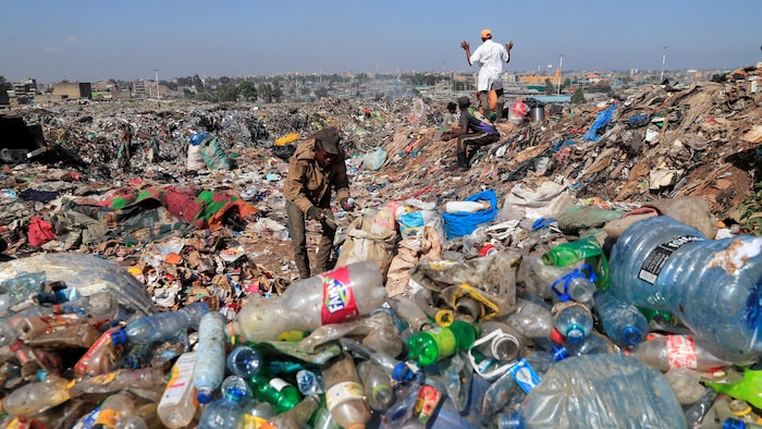 Desechos plásticos en un basural en Kenia. 