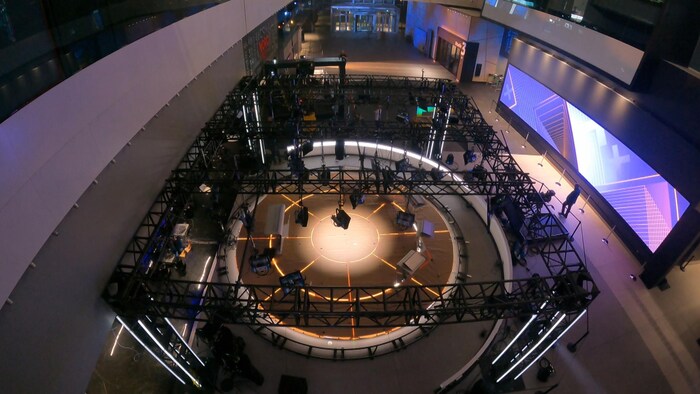 Vue de haut du plateau de télévision, où l'on peut apercevoir des podiums disposés en cercle.