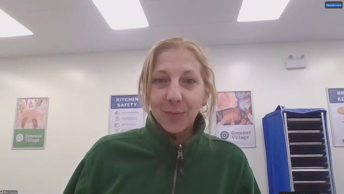 Erin Pelerine regarde un écran.