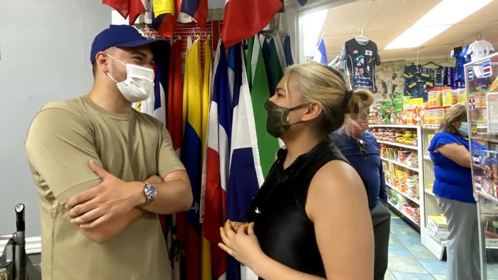Juan Sebastián Aragón et Norma Angélica Yanez, respectivement client et femme d'affaires à Plaza Latina, sont des amis proches depuis leur adolescence. Ils se sont rencontrés et ont grandi dans les murs de ce petit centre commercial de North York, une banlieue de Toronto.
